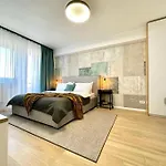 Center With Balcony 아파트 *